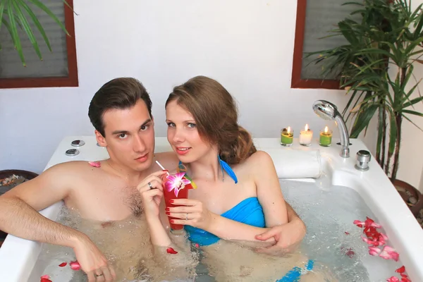 Lua-de-mel. Recém-casados em hotel em um jacuzzi — Fotografia de Stock