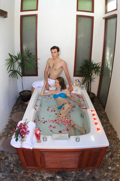 Lune de miel. Mariés à l'hôtel dans un jacuzzi — Photo