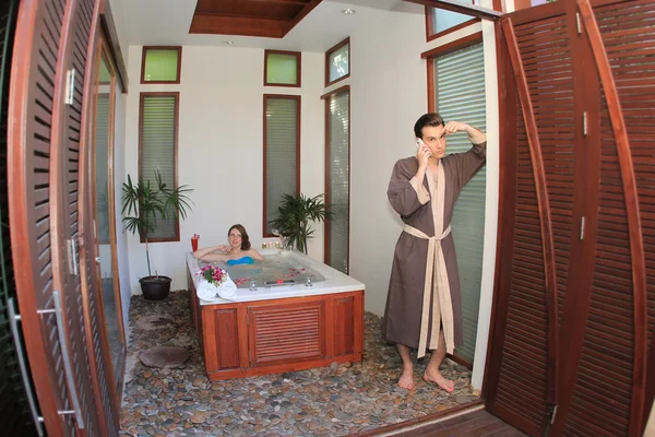 Lune de miel. Mariés à l'hôtel dans un jacuzzi — Photo