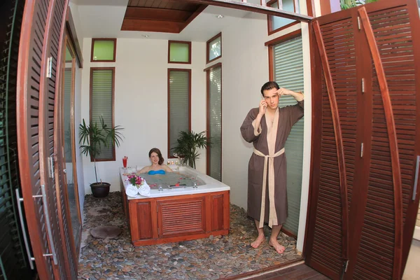 我们的蜜月。新婚夫妇在按摩浴缸的酒店 — 图库照片