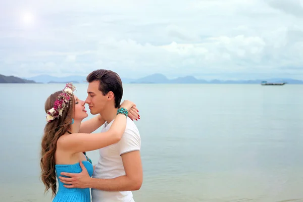 Una pareja amorosa. El tipo y la chica en el mar . —  Fotos de Stock