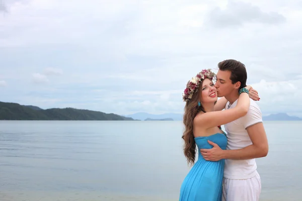 Casal amoroso. O tipo e a rapariga no mar. . — Fotografia de Stock