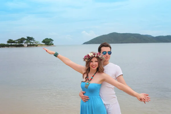 Lua-de-mel. Recém-casados na ilha tropical, Tailândia — Fotografia de Stock