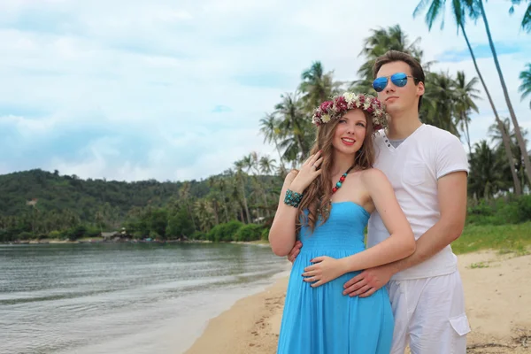 Miesiąc miodowy. Nowożeńcy na tropikalnej wyspie, Tajlandia — Zdjęcie stockowe