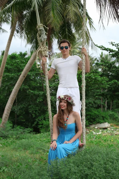 Медовый месяц. Новобрачные на тропическом острове, Таиланд — стоковое фото