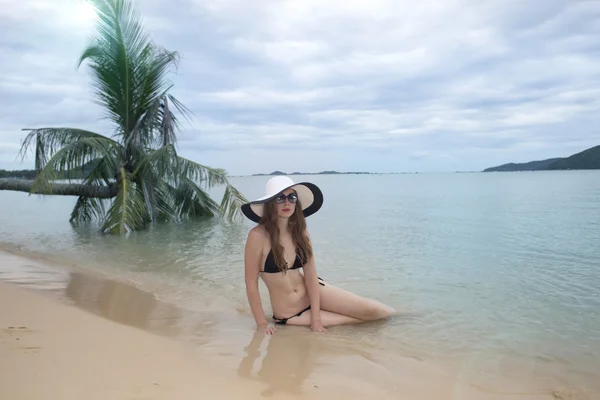 A menina em um chapéu em uma costa oceânica, Tailândia — Fotografia de Stock