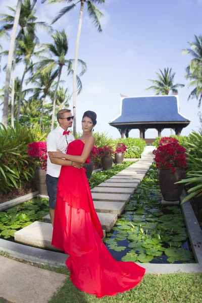 Coppia innamorata in un giardino tropicale. Tailandia — Foto Stock