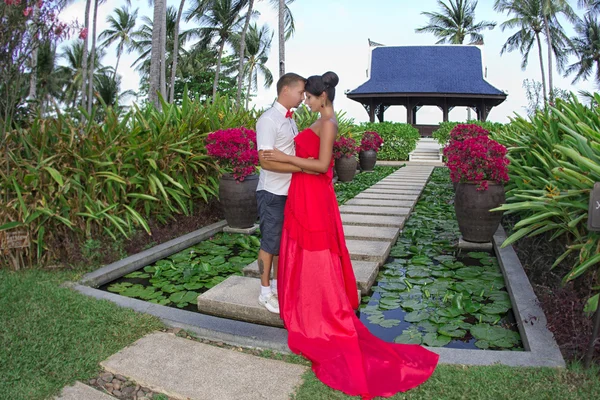 İki aşık bir tropik bahçe içinde. Tayland — Stok fotoğraf