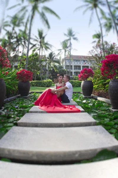 Couple amoureux dans un jardin tropical. Thaïlande — Photo