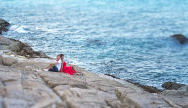 Bir uçurum, okyanus kıyı üzerinde aşık Çift