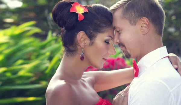 Pareja enamorada en un jardín tropical. Tailandia —  Fotos de Stock