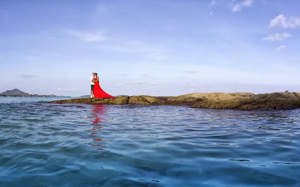 Coppia innamorata su una scogliera, la riva dell'oceano Fotografia Stock