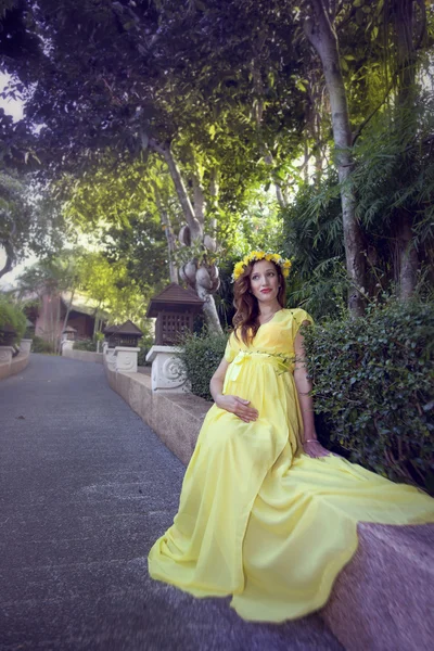 Mulher grávida bonita na Tailândia — Fotografia de Stock