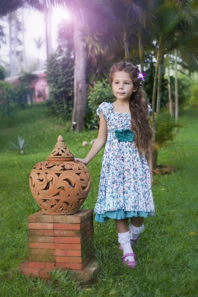 Ragazza nel giardino tropicale Immagine Stock