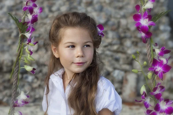 Κορίτσι σε τροπικό κήπο Φωτογραφία Αρχείου