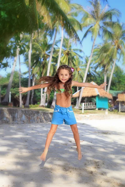 Ragazza che salta sulla spiaggia Immagine Stock