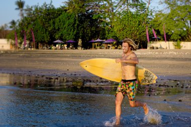 Bali, Endonezya serf serfer adamla