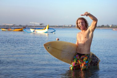 Bali, Endonezya serf serfer adamla