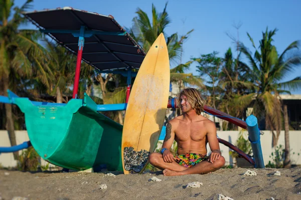 Hombre servidor con siervo en Bali, Indonesia — Foto de Stock