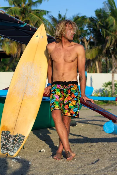 Hombre servidor con siervo en Bali, Indonesia — Foto de Stock