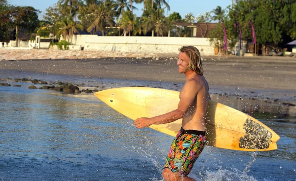 Hombre servidor con siervo en Bali, Indonesia — Foto de Stock