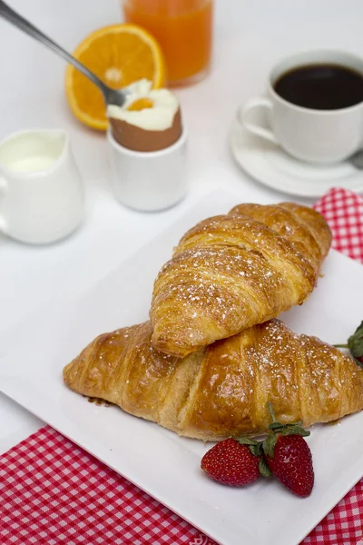 크루아상으로 아침 식사 — 스톡 사진