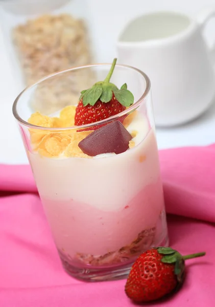 Joghurt im Glas mit Beeren und Müsli — Stockfoto