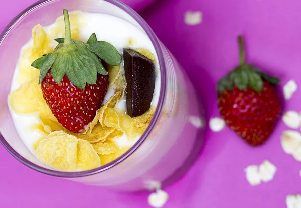 Çilek ve müsli ile bir bardak yoğurt — Stok fotoğraf