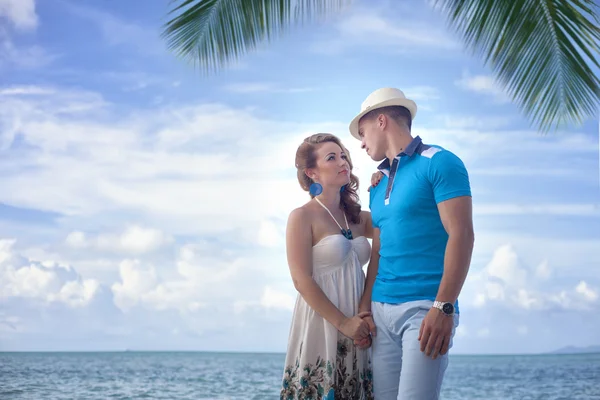 Paar verliefd op het strand. Wittebroodsweken in Thailand. — Stockfoto