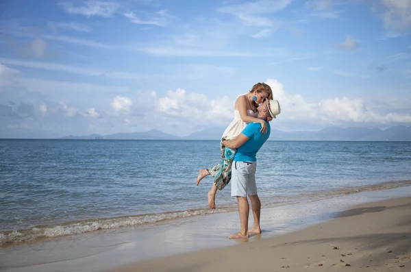 Um casal apaixonado na praia. Lua de mel na Tailândia . — Fotografia de Stock