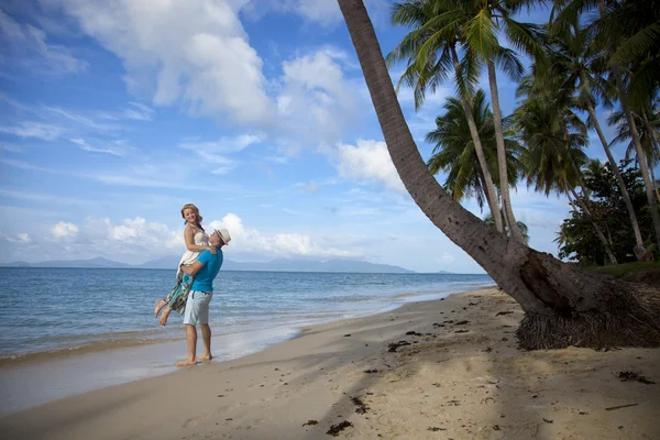 Coppia innamorata sulla spiaggia. Luna di miele in Thailandia . — Foto Stock