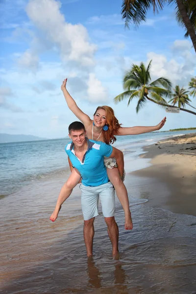 Paar verliefd op het strand. Wittebroodsweken in Thailand. — Stockfoto