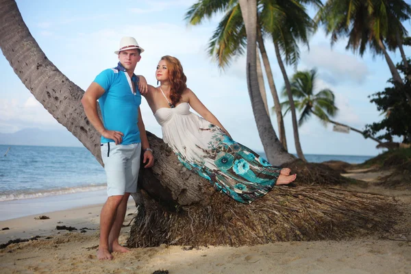 Paar verliefd op het strand. Wittebroodsweken in Thailand. — Stockfoto