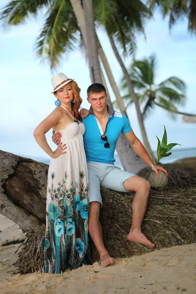 Um casal apaixonado na praia. Lua de mel na Tailândia . Fotos De Bancos De Imagens Sem Royalties