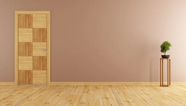 Chambre vide avec porte en bois — Photo