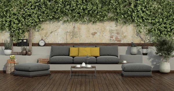 Jardín Con Hiedra Pared Vieja Sofá Gris Cojín Amarillo Taburete — Foto de Stock