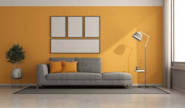 Portakal duvarlı, minimalist bir odada gri, modern bir kanepe.