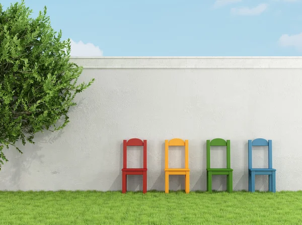 Färgglada stol på gräs — Stockfoto