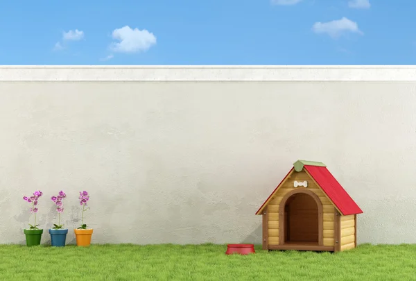 Hundens hus i trädgården — Stockfoto
