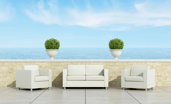 Terrasse avec canapé blanc et fauteuils — Photo