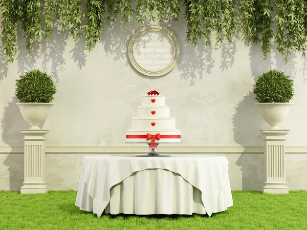 Tort weselny w ogrodzie — Zdjęcie stockowe