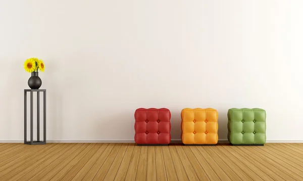 Biały pokój minimalistyczny z puf — Zdjęcie stockowe