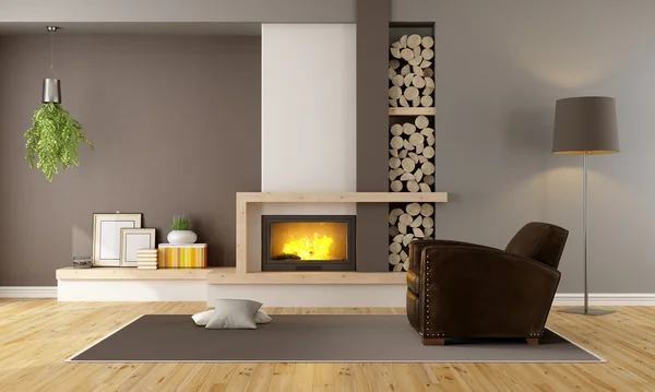 Salon avec cheminée et fauteuil en cuir — Photo