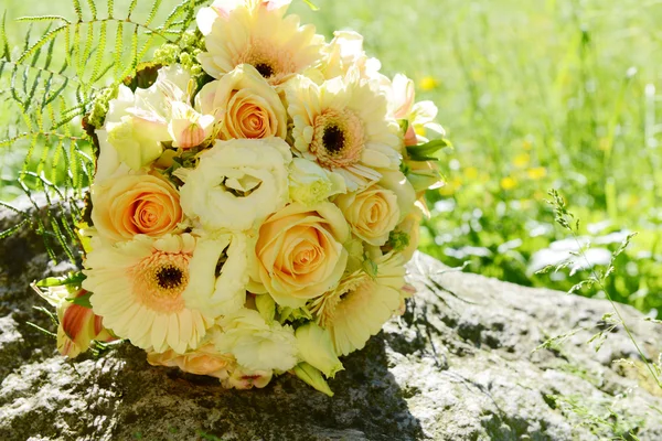 Wedding flowers of yellow roses — Stock Photo, Image