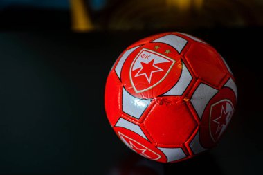 12 Ekim 2025 - Belgrad, Sırbistan. Kırmızı ve beyaz deri top ve hentbol için Belgrad futbol kulübü Crvena Zvezda 'nın armasını Kızıl Yıldız olarak çeviren hentbol topu kullanıldı