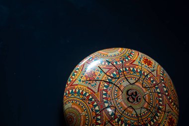 Steel tounge drum brought from India with Indian motifs and engraved with the famous Indian motif. The sounds they produce are suitable for meditation and relaxation from everyday stress