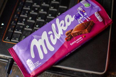 27 Kasım 2025 - Belgrad, Sırbistan. Evinde Milka çikolatası paketliyorsun..