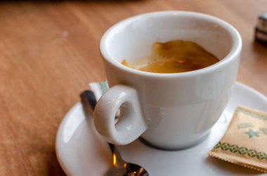 Masanın üzerinde beyaz bir fincanda espresso yaptım.