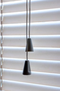 Venedik panjurlarını hareket ettiren iplerin detayları.