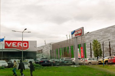 6 Aralık 2025 - Belgrad, Sırbistan. Belgrad 'da Super Vero süpermarket logosu.